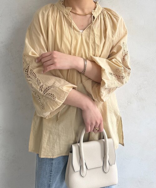 Jena espace merveilleux(ジェナ エスパスメルヴェイユ)の「袖レース刺繍ブラウス(シャツ/ブラウス・レディース・ブラック/アイボリー/ベージュ・FREE)」の3枚目の写真