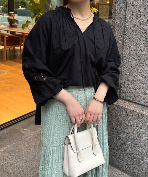 Jena espace merveilleux(ジェナ エスパスメルヴェイユ)の「袖レース刺繍ブラウス(シャツ/ブラウス・レディース・ブラック/アイボリー/ベージュ・FREE)」の1枚目の写真