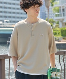 PENNEYS（ぺニーズ）の「PENNEYS ペニーズ 別注 THEFOX ワンポイント刺繍 ワッフル ヘンリーネック ショート丈半袖Tシャツ（Tシャツ/カットソー）」