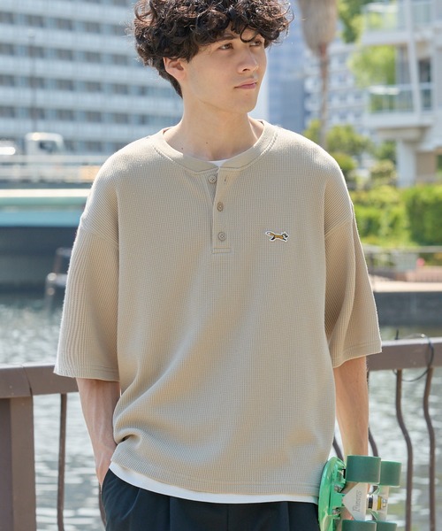 PENNEYS(ぺニーズ)の「PENNEYS/ペニーズ 別注 THEFOX ワンポイント刺繍 ワッフル ヘンリーネック ショート丈半袖Tシャツ(Tシャツ/カットソー・メンズ・チャコール/ブラウン系/グレー/アイボリー/ライトカーキ/ネイビー/ベージュ/ブラック・M/S/L)」の6枚目の写真