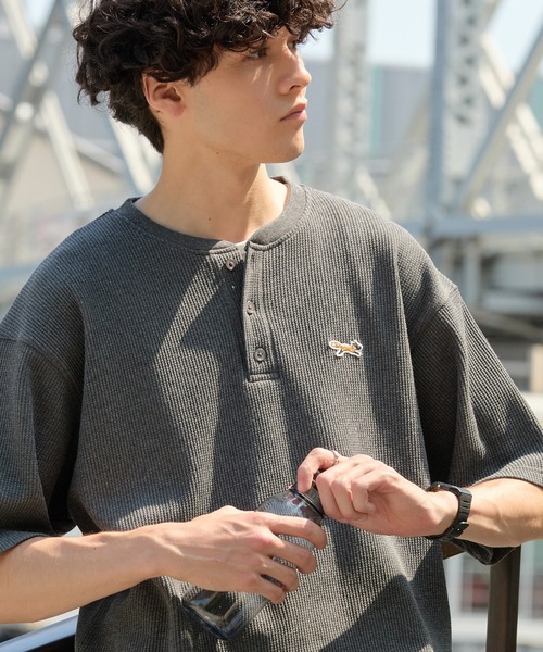 PENNEYS(ぺニーズ)の「PENNEYS/ペニーズ 別注 THEFOX ワンポイント刺繍 ワッフル ヘンリーネック ショート丈半袖Tシャツ(Tシャツ/カットソー・メンズ・チャコール/ブラウン系/グレー/アイボリー/ライトカーキ/ネイビー/ベージュ/ブラック・M/S/L)」の4枚目の写真