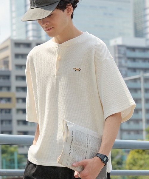 PENNEYS(ぺニーズ)の「PENNEYS/ペニーズ 別注 THEFOX ワンポイント刺繍 ワッフル ヘンリーネック ショート丈半袖Tシャツ(Tシャツ/カットソー・メンズ・チャコール/ブラウン系/グレー/アイボリー/ライトカーキ/ネイビー/ベージュ/ブラック・M/S/L)」の2枚目の写真
