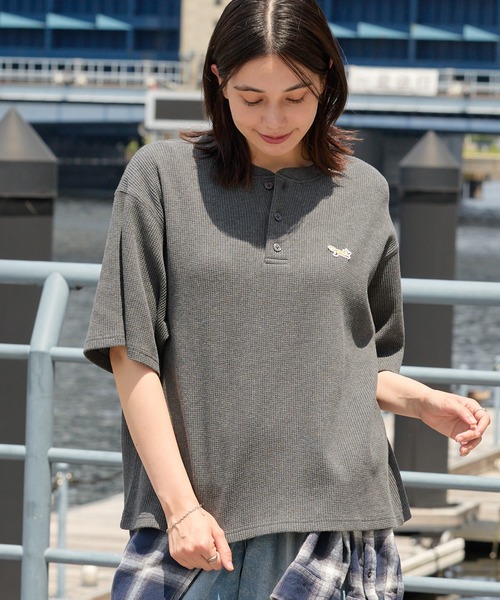 PENNEYS(ぺニーズ)の「PENNEYS/ペニーズ 別注 THEFOX ワンポイント刺繍 ワッフル ヘンリーネック ショート丈半袖Tシャツ(Tシャツ/カットソー・メンズ・チャコール/ブラウン系/グレー/アイボリー/ライトカーキ/ネイビー/ベージュ/ブラック・M/S/L)」の15枚目の写真