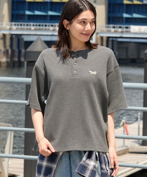 PENNEYS(ぺニーズ)の「PENNEYS/ペニーズ 別注 THEFOX ワンポイント刺繍 ワッフル ヘンリーネック ショート丈半袖Tシャツ(Tシャツ/カットソー・メンズ・チャコール/ブラウン系/グレー/アイボリー/ライトカーキ/ネイビー/ベージュ/ブラック・M/S/L)」の18枚目の写真