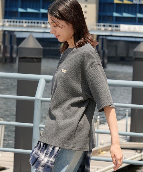 PENNEYS(ぺニーズ)の「PENNEYS/ペニーズ 別注 THEFOX ワンポイント刺繍 ワッフル ヘンリーネック ショート丈半袖Tシャツ(Tシャツ/カットソー・メンズ・チャコール/ブラウン系/グレー/アイボリー/ライトカーキ/ネイビー/ベージュ/ブラック・M/S/L)」の19枚目の写真