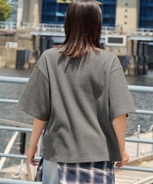 PENNEYS(ぺニーズ)の「PENNEYS/ペニーズ 別注 THEFOX ワンポイント刺繍 ワッフル ヘンリーネック ショート丈半袖Tシャツ(Tシャツ/カットソー・メンズ・チャコール/ブラウン系/グレー/アイボリー/ライトカーキ/ネイビー/ベージュ/ブラック・M/S/L)」の20枚目の写真