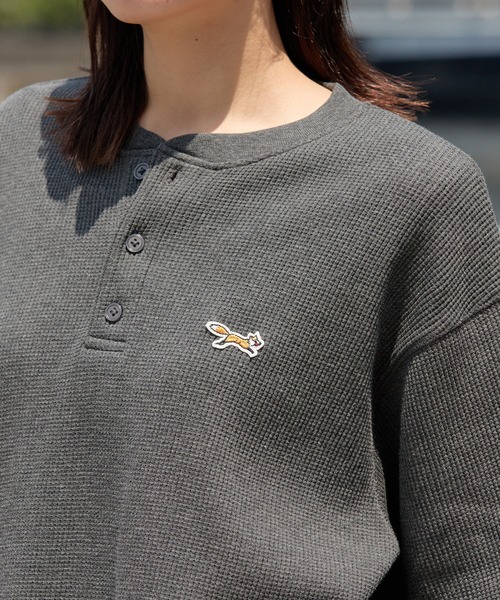 PENNEYS(ぺニーズ)の「PENNEYS/ペニーズ 別注 THEFOX ワンポイント刺繍 ワッフル ヘンリーネック ショート丈半袖Tシャツ(Tシャツ/カットソー・メンズ・チャコール/ブラウン系/グレー/アイボリー/ライトカーキ/ネイビー/ベージュ/ブラック・M/S/L)」の21枚目の写真
