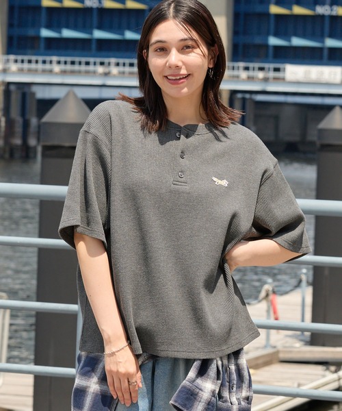 PENNEYS(ぺニーズ)の「PENNEYS/ペニーズ 別注 THEFOX ワンポイント刺繍 ワッフル ヘンリーネック ショート丈半袖Tシャツ(Tシャツ/カットソー・メンズ・チャコール/ブラウン系/グレー/アイボリー/ライトカーキ/ネイビー/ベージュ/ブラック・M/S/L)」の22枚目の写真