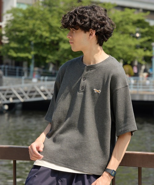 PENNEYS(ぺニーズ)の「PENNEYS/ペニーズ 別注 THEFOX ワンポイント刺繍 ワッフル ヘンリーネック ショート丈半袖Tシャツ(Tシャツ/カットソー・メンズ・チャコール/ブラウン系/グレー/アイボリー/ライトカーキ/ネイビー/ベージュ/ブラック・M/S/L)」の13枚目の写真