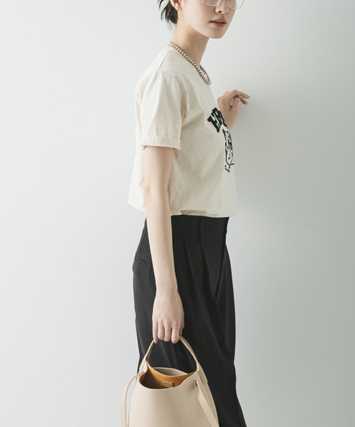 MIXTA(ミクスタ)の「『別注』Mixta×URBAN RESEARCH HEMET(Tシャツ/カットソー・レディース・キャメル/ナチュラル/スミクロ・SMALL)」の9枚目の写真