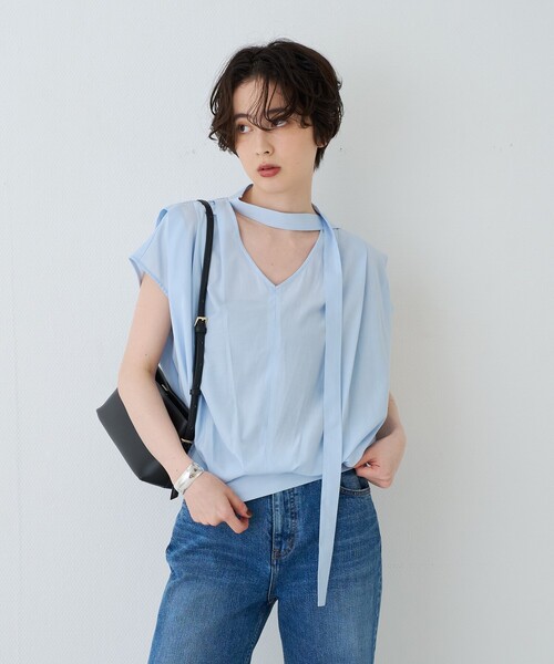 EMMA ROUGE VIF(エマルージュヴィフ)の「タイ付きドレープタックVネックブラウス(シャツ/ブラウス・レディース・オフホワイト/サックスブルー/チャコールグレー・フリー)」の4枚目の写真