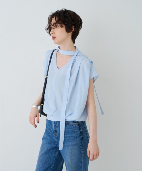EMMA ROUGE VIF(エマルージュヴィフ)の「タイ付きドレープタックVネックブラウス(シャツ/ブラウス・レディース・オフホワイト/サックスブルー/チャコールグレー・フリー)」の6枚目の写真