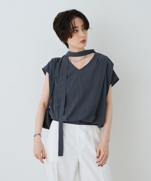 EMMA ROUGE VIF(エマルージュヴィフ)の「タイ付きドレープタックVネックブラウス(シャツ/ブラウス・レディース・オフホワイト/サックスブルー/チャコールグレー・フリー)」の8枚目の写真