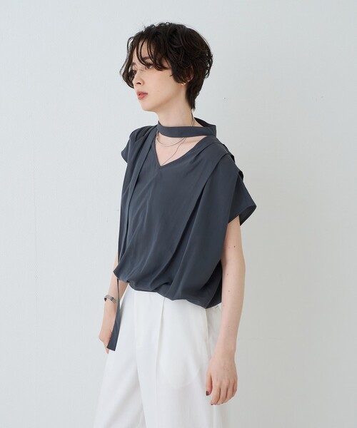 EMMA ROUGE VIF(エマルージュヴィフ)の「タイ付きドレープタックVネックブラウス(シャツ/ブラウス・レディース・オフホワイト/サックスブルー/チャコールグレー・フリー)」の9枚目の写真