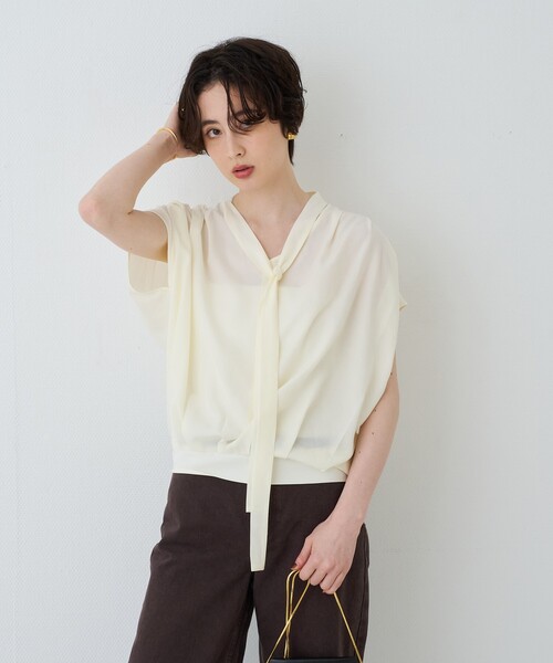 EMMA ROUGE VIF(エマルージュヴィフ)の「タイ付きドレープタックVネックブラウス(シャツ/ブラウス・レディース・オフホワイト/サックスブルー/チャコールグレー・フリー)」の14枚目の写真