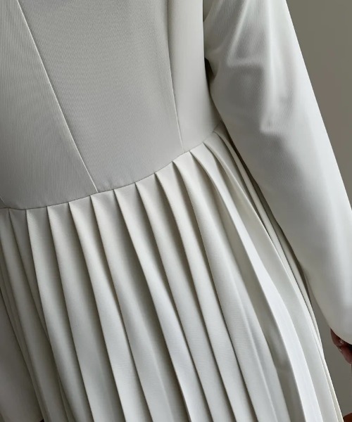 BIRTHDAY BASH(バースデイバッシュ)の「CHERYL COLLAR PLEATS DRESS(ワンピース・レディース・アイボリー・SMALL/MEDIUM)」の8枚目の写真