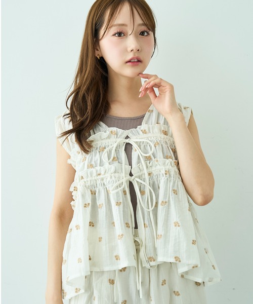 mil(ミル)の「花柄刺繍 シャーリングブラウス / セットアップ対応【588112】(シャツ/ブラウス・レディース・ブラック/モカ/アイボリー・ONE SIZE)」の1枚目の写真