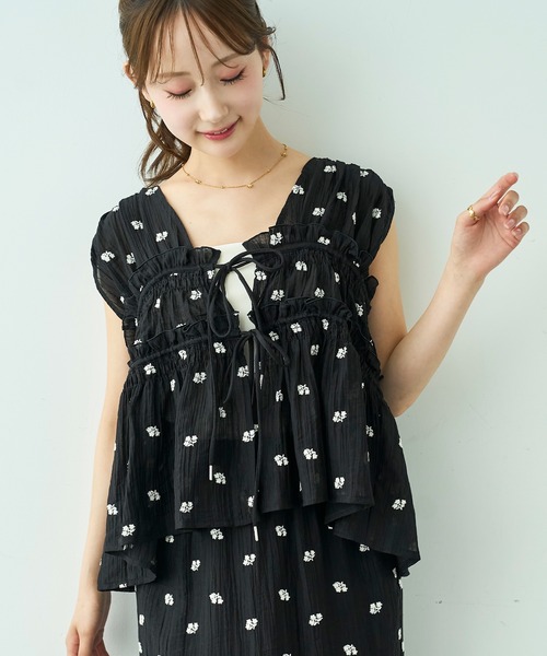 mil(ミル)の「花柄刺繍 シャーリングブラウス / セットアップ対応【588112】(シャツ/ブラウス・レディース・ブラック/モカ/アイボリー・ONE SIZE)」の2枚目の写真