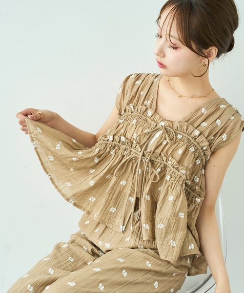 mil(ミル)の「花柄刺繍 シャーリングブラウス / セットアップ対応【588112】(シャツ/ブラウス・レディース・ブラック/モカ/アイボリー・ONE SIZE)」の3枚目の写真