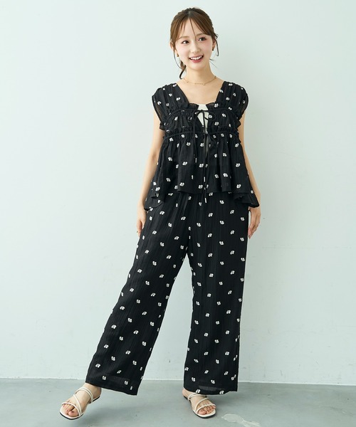mil(ミル)の「花柄刺繍 シャーリングブラウス / セットアップ対応【588112】(シャツ/ブラウス・レディース・ブラック/モカ/アイボリー・ONE SIZE)」の4枚目の写真