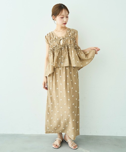 mil(ミル)の「花柄刺繍 シャーリングブラウス / セットアップ対応【588112】(シャツ/ブラウス・レディース・ブラック/モカ/アイボリー・ONE SIZE)」の6枚目の写真