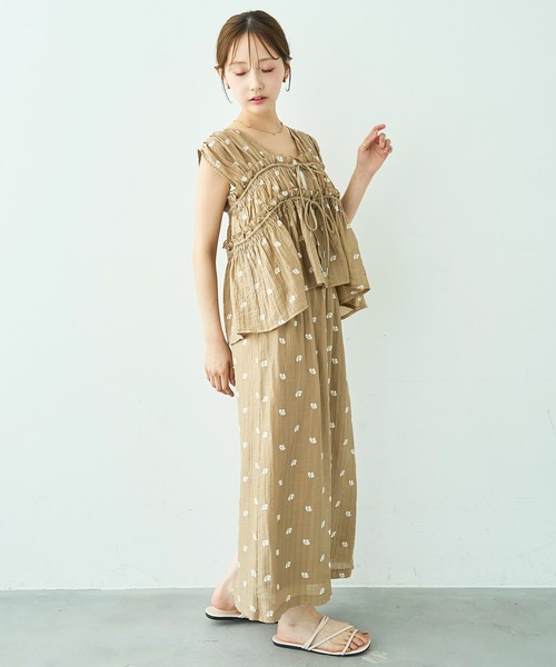 mil(ミル)の「花柄刺繍 シャーリングブラウス / セットアップ対応【588112】(シャツ/ブラウス・レディース・ブラック/モカ/アイボリー・ONE SIZE)」の9枚目の写真