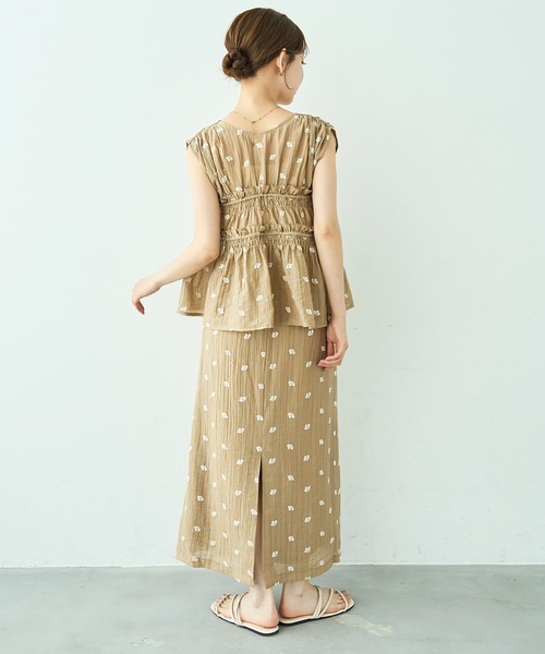 mil(ミル)の「花柄刺繍 シャーリングブラウス / セットアップ対応【588112】(シャツ/ブラウス・レディース・ブラック/モカ/アイボリー・ONE SIZE)」の8枚目の写真