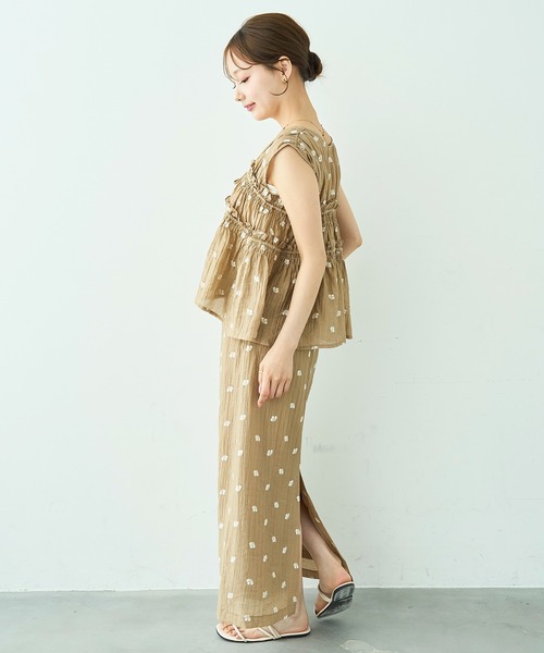 mil(ミル)の「花柄刺繍 シャーリングブラウス / セットアップ対応【588112】(シャツ/ブラウス・レディース・ブラック/モカ/アイボリー・ONE SIZE)」の7枚目の写真