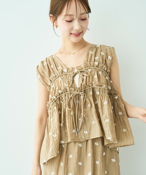 mil(ミル)の「花柄刺繍 シャーリングブラウス / セットアップ対応【588112】(シャツ/ブラウス・レディース・ブラック/モカ/アイボリー・ONE SIZE)」の5枚目の写真