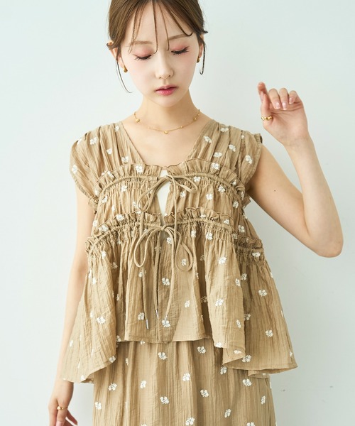 mil(ミル)の「花柄刺繍 シャーリングブラウス / セットアップ対応【588112】(シャツ/ブラウス・レディース・ブラック/モカ/アイボリー・ONE SIZE)」の10枚目の写真