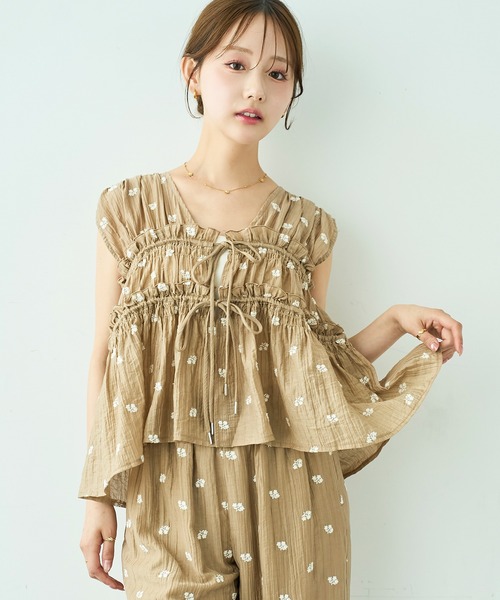 mil(ミル)の「花柄刺繍 シャーリングブラウス / セットアップ対応【588112】(シャツ/ブラウス・レディース・ブラック/モカ/アイボリー・ONE SIZE)」の13枚目の写真
