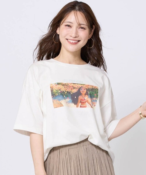 Disney（ディズニー）の「ユニセックススーベニアTシャツ （選べるキャラクター）（Tシャツ/カットソー・レディース・ブラック/ホワイト系その他2/ホワイト系その他/ブルー/ホワイト/ホワイト系その他4/スミクロ/ホワイト系その他3/ブラック系その他・S～Ｍ/L～LL）」の4枚目の写真