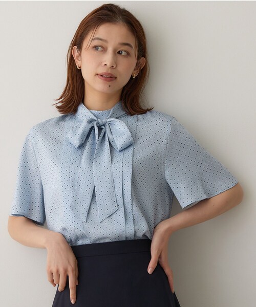 UNTITLED(アンタイトル)の「【通勤オフィス/スーツインナー】ダイヤジオメプリントブラウス(シャツ/ブラウス・レディース・ライトグレー系/ホワイト系3/サックスブルー系・04/02/00/50/03/01/48/46/44)」の3枚目の写真