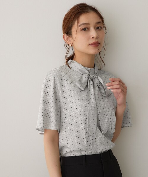 UNTITLED(アンタイトル)の「【通勤オフィス/スーツインナー】ダイヤジオメプリントブラウス(シャツ/ブラウス・レディース・ライトグレー系/ホワイト系3/サックスブルー系・04/02/00/50/03/01/48/46/44)」の6枚目の写真