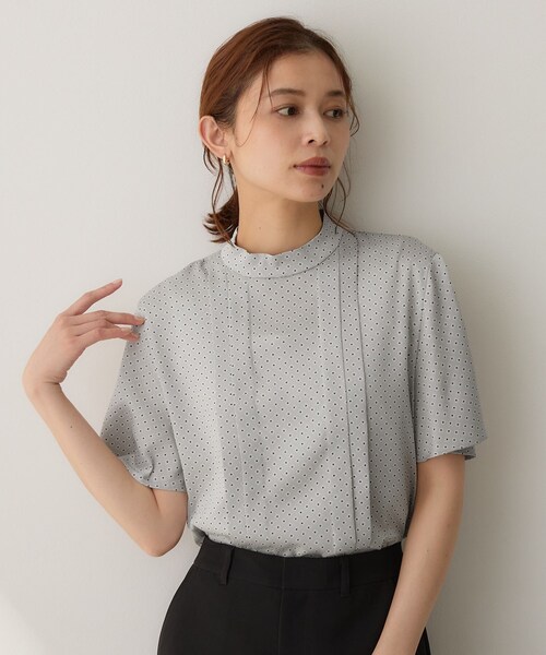 UNTITLED(アンタイトル)の「【通勤オフィス/スーツインナー】ダイヤジオメプリントブラウス(シャツ/ブラウス・レディース・ライトグレー系/ホワイト系3/サックスブルー系・04/02/00/50/03/01/48/46/44)」の7枚目の写真