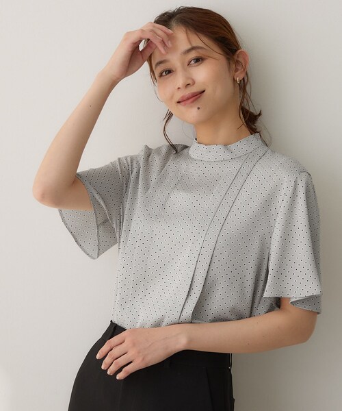 UNTITLED(アンタイトル)の「【通勤オフィス/スーツインナー】ダイヤジオメプリントブラウス(シャツ/ブラウス・レディース・ライトグレー系/ホワイト系3/サックスブルー系・04/02/00/50/03/01/48/46/44)」の8枚目の写真