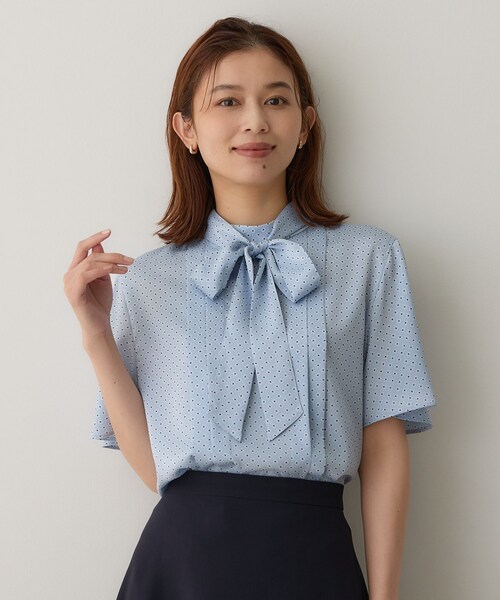 UNTITLED(アンタイトル)の「【通勤オフィス/スーツインナー】ダイヤジオメプリントブラウス(シャツ/ブラウス・レディース・ライトグレー系/ホワイト系3/サックスブルー系・04/02/00/50/03/01/48/46/44)」の12枚目の写真