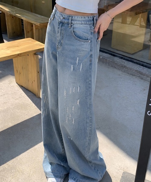 AMAJI（アマジ）の「ウォッシュド クラッシュ加工 ワイドデニムパンツ（デニムパンツ・レディース・ライトブルー・SMALL/MEDIUM/LARGE/X-LARGE）」の2枚目の写真