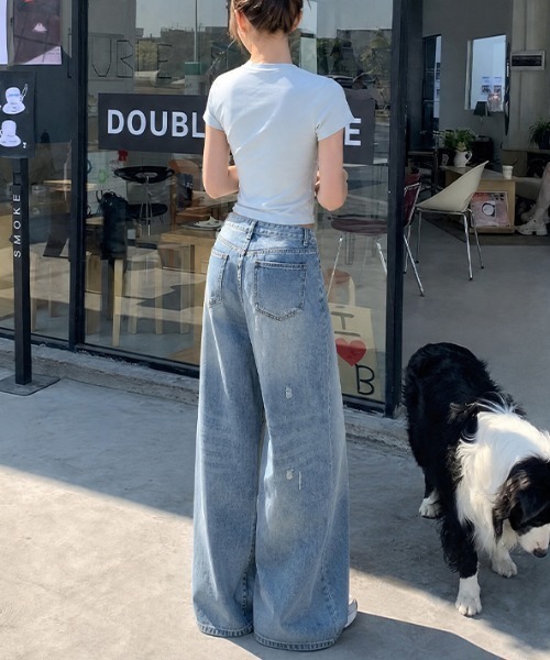 AMAJI（アマジ）の「ウォッシュド クラッシュ加工 ワイドデニムパンツ（デニムパンツ・レディース・ライトブルー・SMALL/MEDIUM/LARGE/X-LARGE）」の3枚目の写真