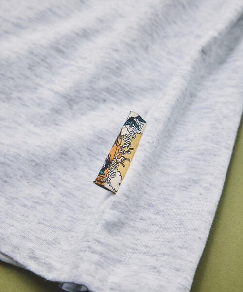FREAK'S STORE(フリークスストア)の「FREAK'S STORE for BEACH & FES リラックスフィット ワンポイントロゴ スピンドル ロングスリーブTシャツ(Tシャツ/カットソー・メンズ・ベージュ/オリーブ/ブラック/ライトグレー/ホワイト・MEDIUM/LARGE)」の11枚目の写真