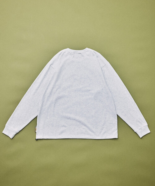 FREAK'S STORE(フリークスストア)の「FREAK'S STORE for BEACH & FES リラックスフィット ワンポイントロゴ スピンドル ロングスリーブTシャツ(Tシャツ/カットソー・メンズ・ベージュ/オリーブ/ブラック/ライトグレー/ホワイト・MEDIUM/LARGE)」の9枚目の写真