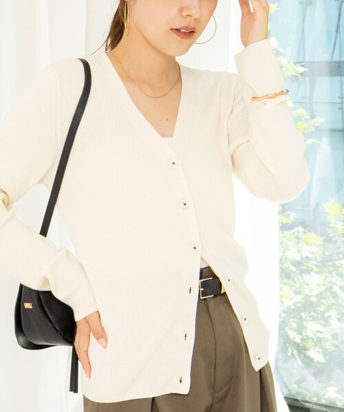 Rie Miller(リエミラー)の「《アンサンブル対応/手洗い可能》リブVネックカーディガン配色ボタン(カーディガン/ボレロ・レディース・キナリ/ブラック/ピンク・38)」の2枚目の写真