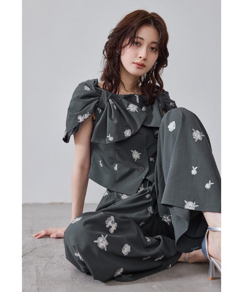 niana(ニアナ)の「ペタルエンブロイダリーセットアップドレス 2点セット セパレート パンツドレス 結婚式 成人式 二次会 同窓会 セレモニー パーティードレス オケージョンドレス お呼ばれ(パンツドレス・レディース・ベージュ/チャコール/ブラック・L/M/S)」の1枚目の写真