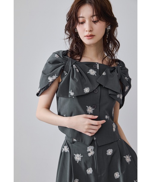 niana(ニアナ)の「ペタルエンブロイダリーセットアップドレス 2点セット セパレート パンツドレス 結婚式 成人式 二次会 同窓会 セレモニー パーティードレス オケージョンドレス お呼ばれ(パンツドレス・レディース・ベージュ/チャコール/ブラック・L/M/S)」の4枚目の写真