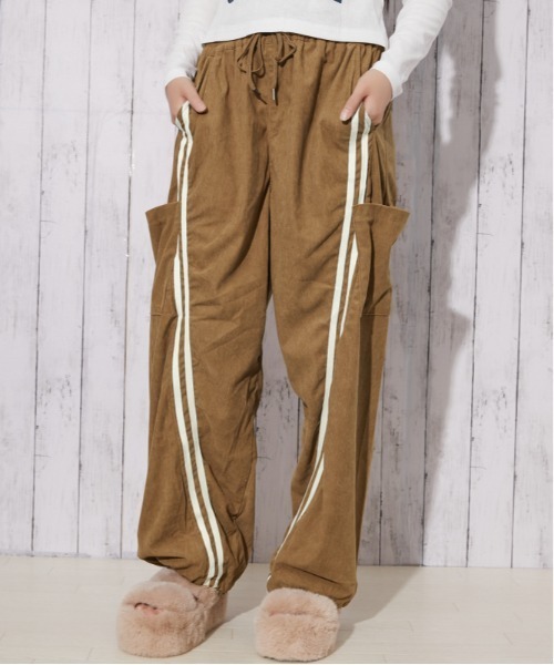 GORGE（ゴージ）の「サイドライン コーデュロイカーゴパンツ｜全3色（カーゴパンツ・レディース・ブラック/キャメル/チャコール・F）」の3枚目の写真