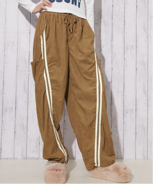 GORGE（ゴージ）の「サイドライン コーデュロイカーゴパンツ｜全3色（カーゴパンツ・レディース・ブラック/キャメル/チャコール・F）」の5枚目の写真
