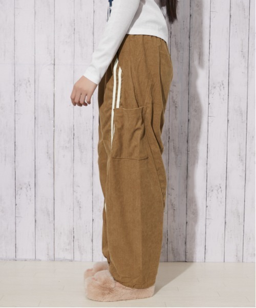 GORGE（ゴージ）の「サイドライン コーデュロイカーゴパンツ｜全3色（カーゴパンツ・レディース・ブラック/キャメル/チャコール・F）」の6枚目の写真