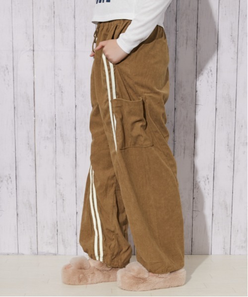 GORGE（ゴージ）の「サイドライン コーデュロイカーゴパンツ｜全3色（カーゴパンツ・レディース・ブラック/キャメル/チャコール・F）」の7枚目の写真