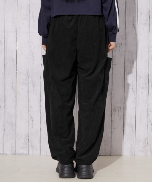 GORGE（ゴージ）の「サイドライン コーデュロイカーゴパンツ｜全3色（カーゴパンツ・レディース・ブラック/キャメル/チャコール・F）」の17枚目の写真