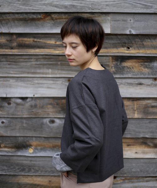 Denime（ドゥニーム）の「無地フランネルVネックトップス（Tシャツ/カットソー・レディース・ブラック/グレー・FREE）」の13枚目の写真